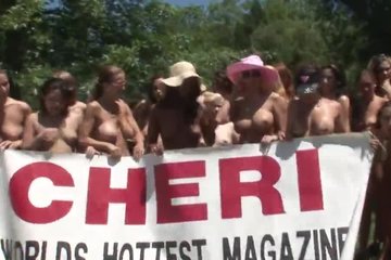 Голые красивые девки ходят по пляжу с голыми сиськами и жопами