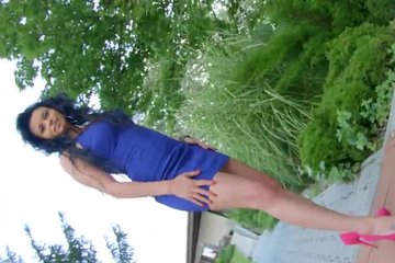 Перед любимым трахалем разгуливает с голой попкой