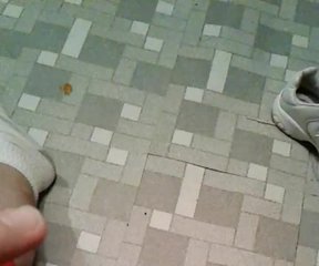 Парень крутит спиннер на своей большой залупе