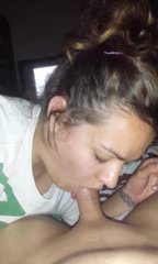 Блондинка старательно и неторопливо сосет член мужа