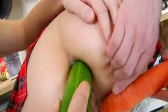 Телочку затрахали овощами - смотреть секс видео на 5PORNO