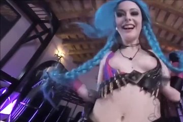 Прикольная подруга с синими волосами активно скачет на члене и дает себя ебать в порно от первого лица