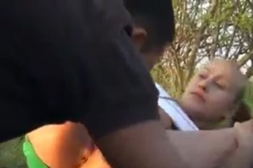 Мужик писал, а дама не прошла мимо