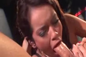 Мужчина любит очень страстно