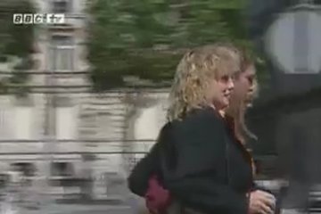 Две развратницы удовлетворяют юношу