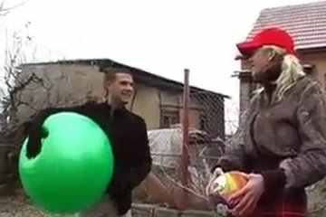 Блондинка не против расслабиться