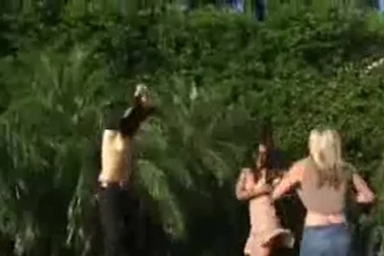 голая девушка прыгает на батуте