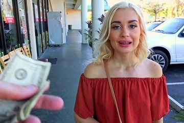 Блондинка с брекетами трахается на улице за бабки, сосет член и глотает сперму