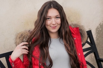 Привел к себе девушку в красной курточке и трахнул её за деньги