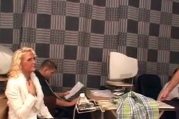 С каждым своим коллегой перепихнётся