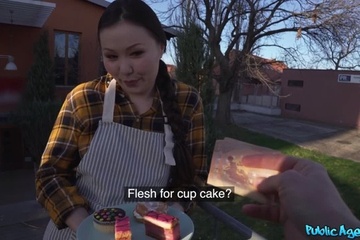 Развел на секс за деньги милую работницу кафе