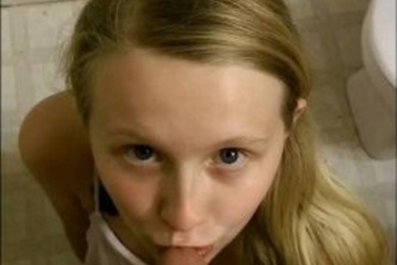 Подборка с миленькой 18-летней девчонкой, которая сосет член