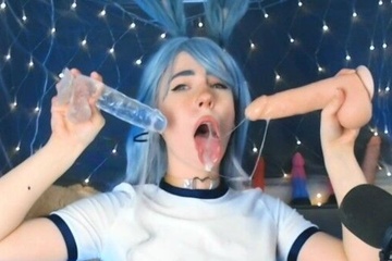 Милашка с синими волосами сосет два искусственных члена