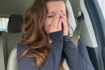 Милая красотка сидит за рулем и кончает от вибратора