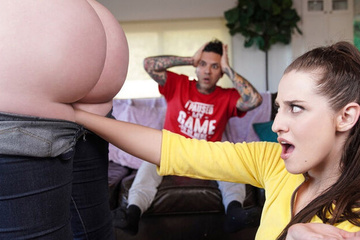 Фистила подругу рукой и застряла там в её вместительной пизде