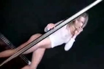 Страстная пизда крутится у шеста