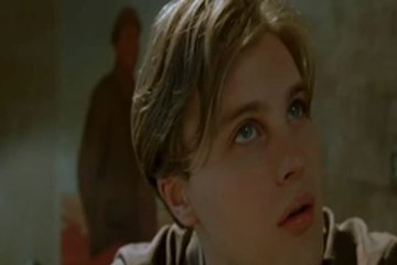 Фильм о подростках с небольшими эротическими сценами