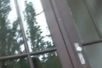 Увеличил сумму и она подрочила ему