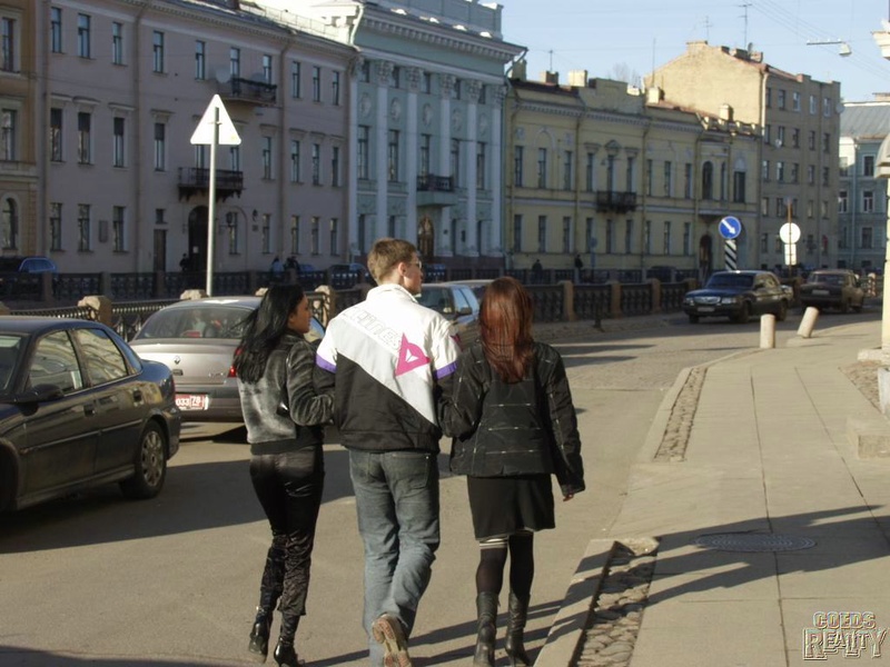 Девушки сняли ребят. Девушки снимают мальчиков на улице.