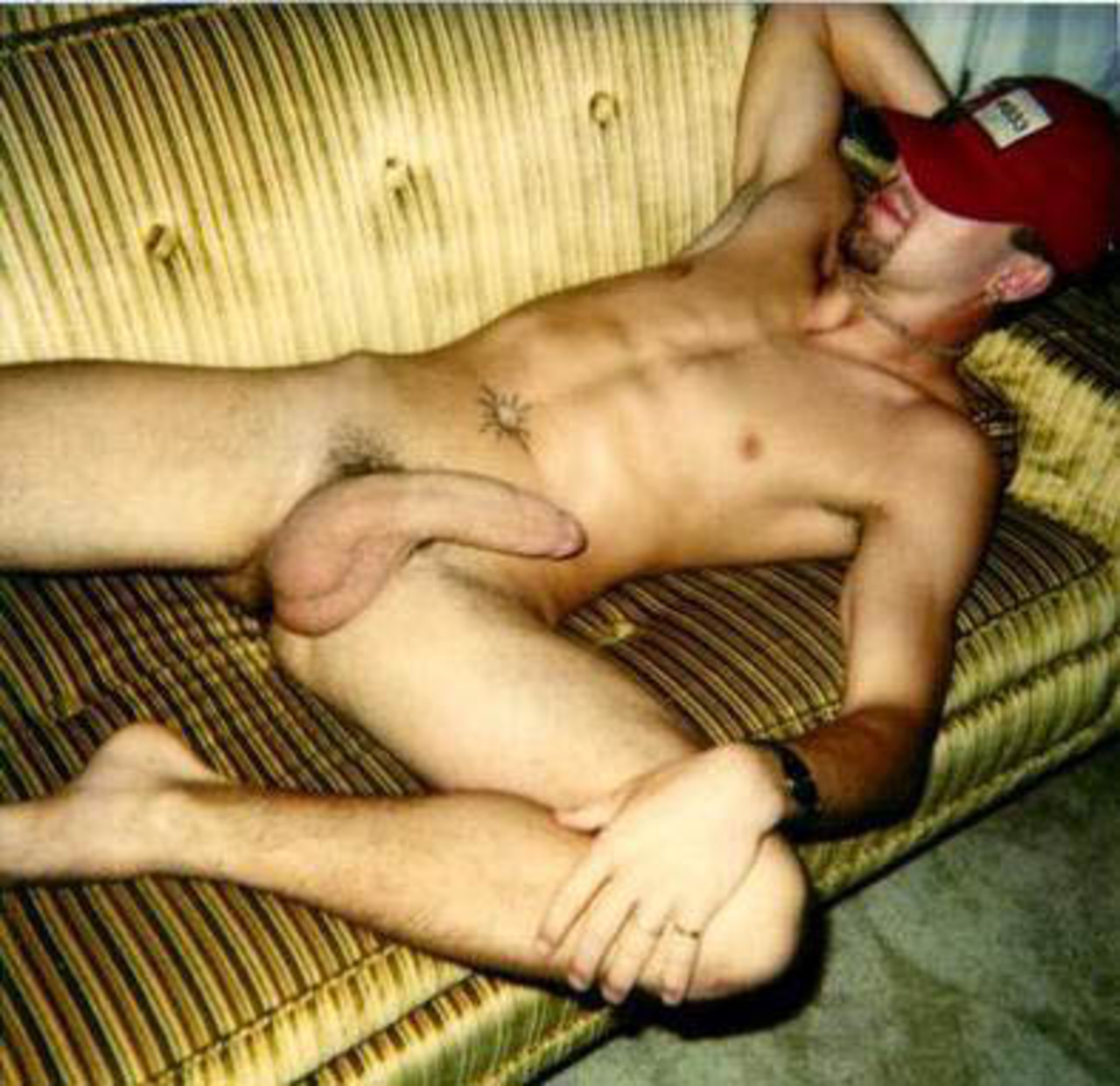 голые парни на диване фото 42